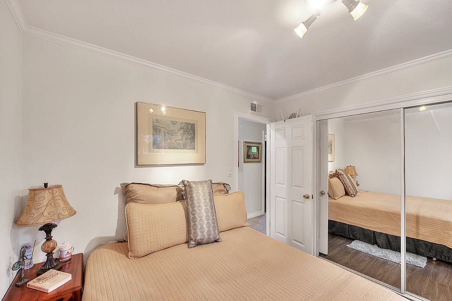 Bedroom 1 - Queen