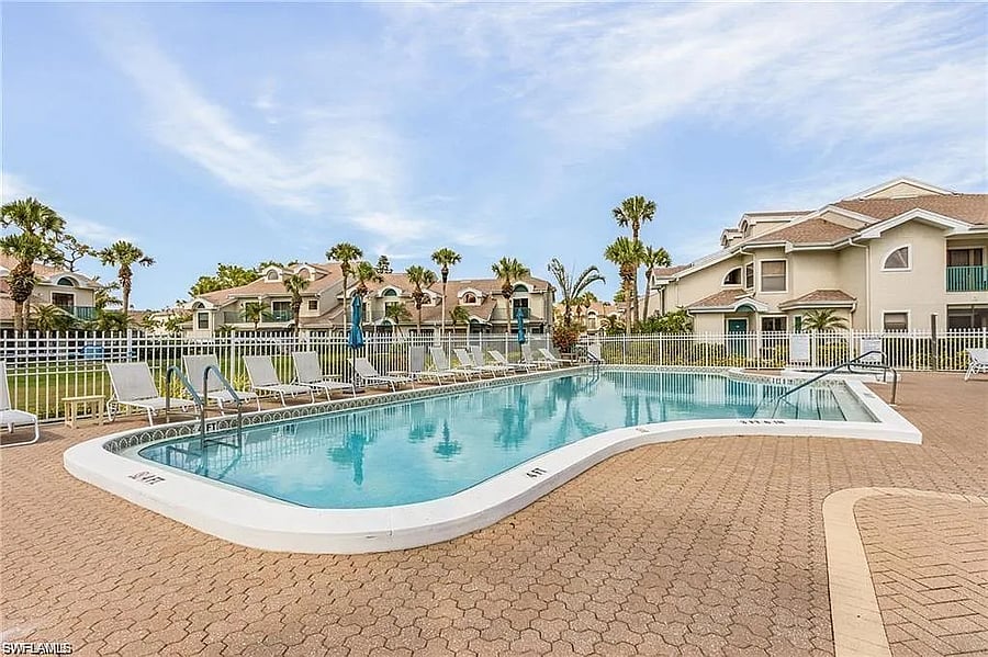 Gorgeous thermal heated pool and hot tub. Perfect for relaxing or doing laps.