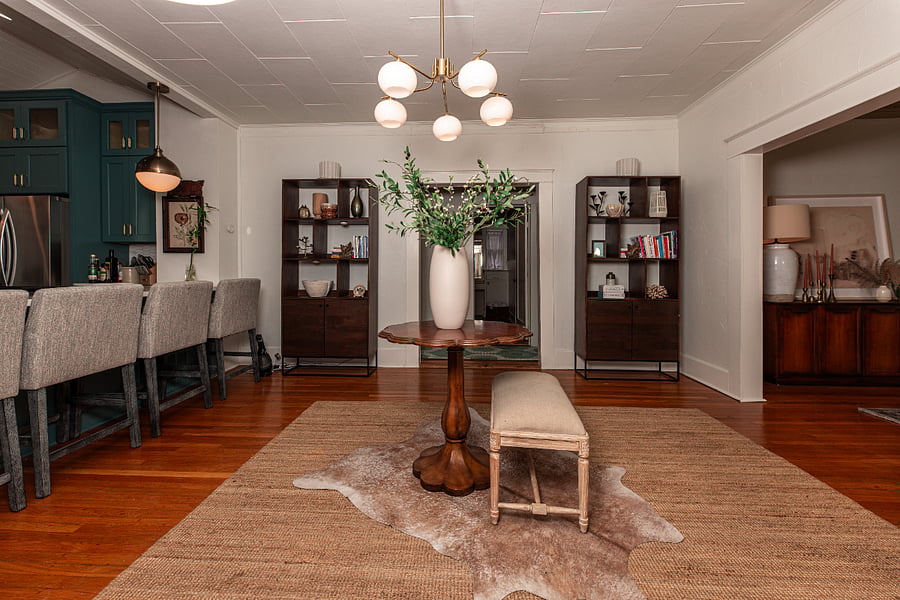 Side entry opens to kitchen and large entry way