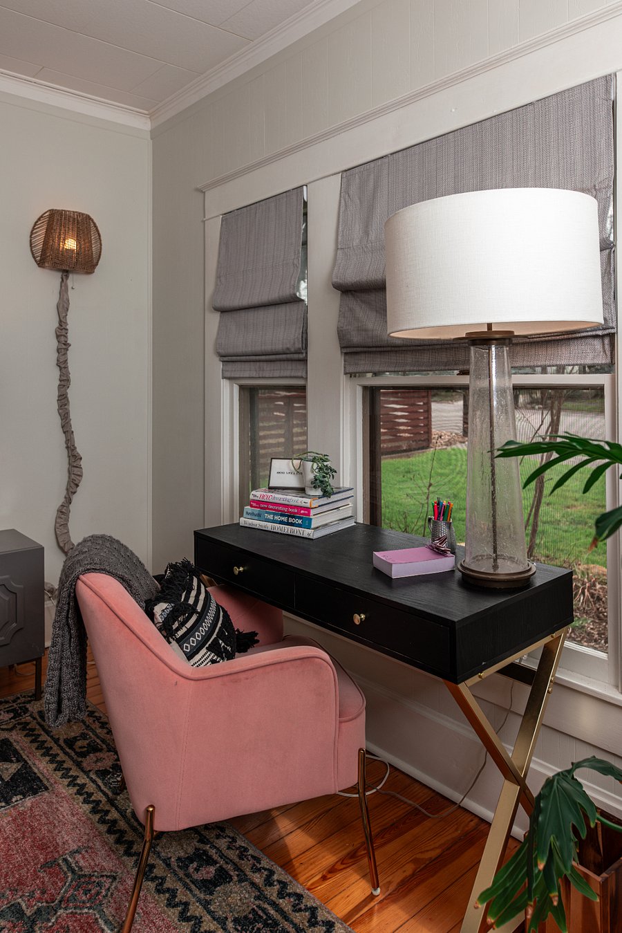 Desk Area located in front bedroom. High speed wifi