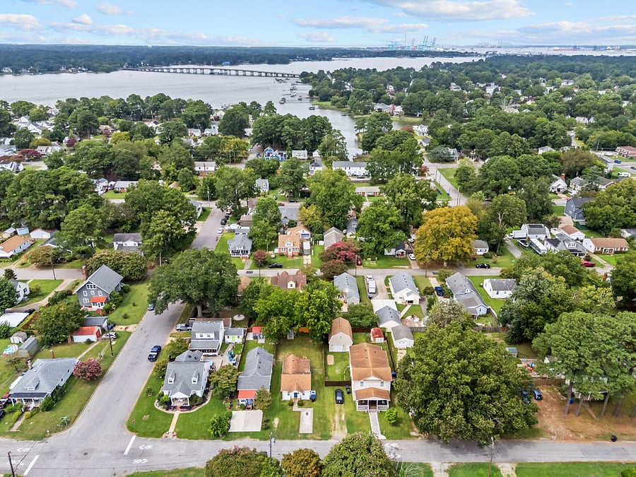 South St. Cottage is surrounded by the Elizabeth River, which separates Portsmouth from Norfolk. Easy access to Norfolk and Chesapeake.