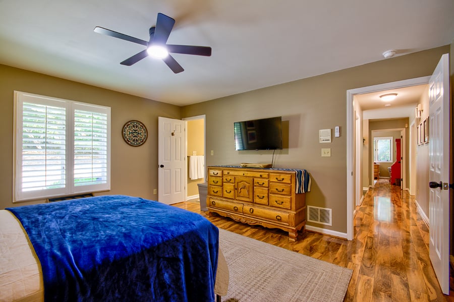 1st floor bedroom (queen bed) with ensuite bathroom