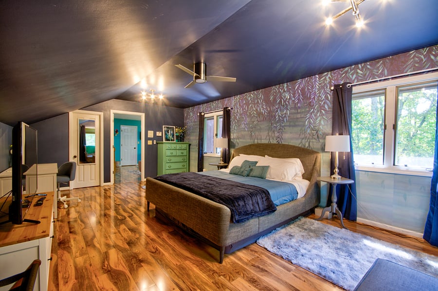 2nd floor bedroom (king bed)