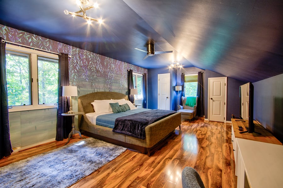 2nd floor bedroom (king bed)