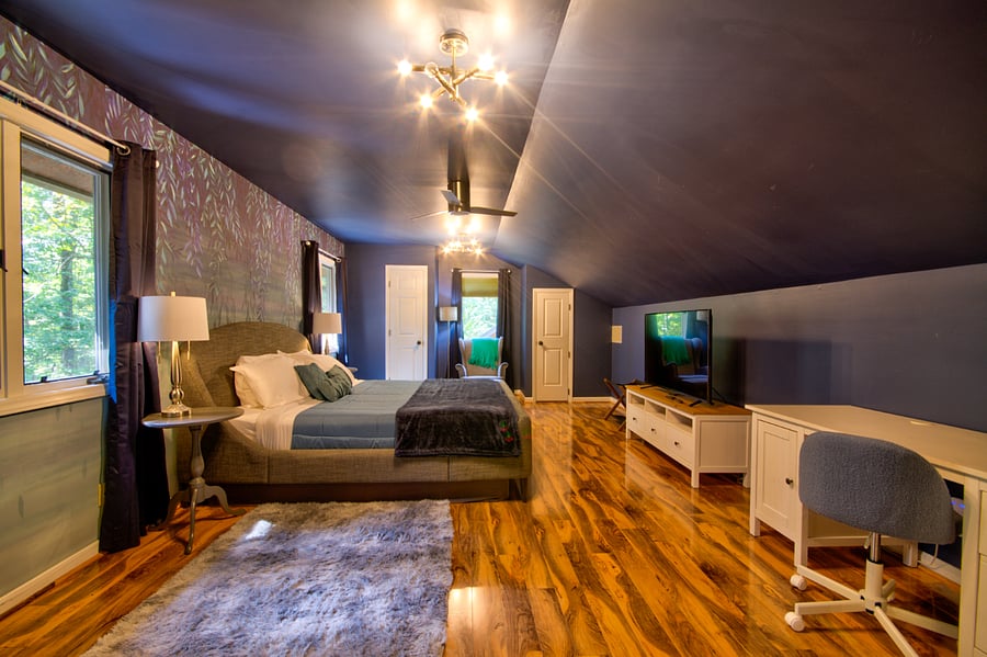 2nd floor bedroom (king bed)