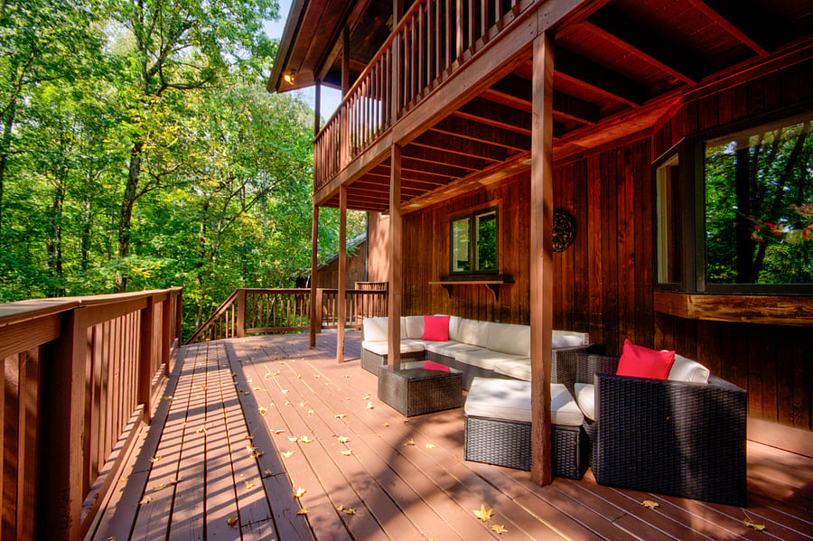1st floor deck with seating for 6