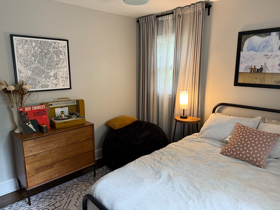 Bedroom 1 - Queen Bed