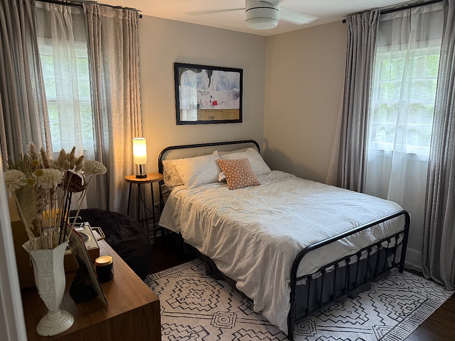 Bedroom 1 - Queen Bed