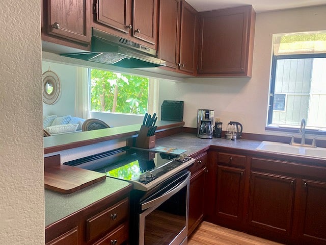 Fully stocked kitchen, glass top stove, new fridge purchased August 2025