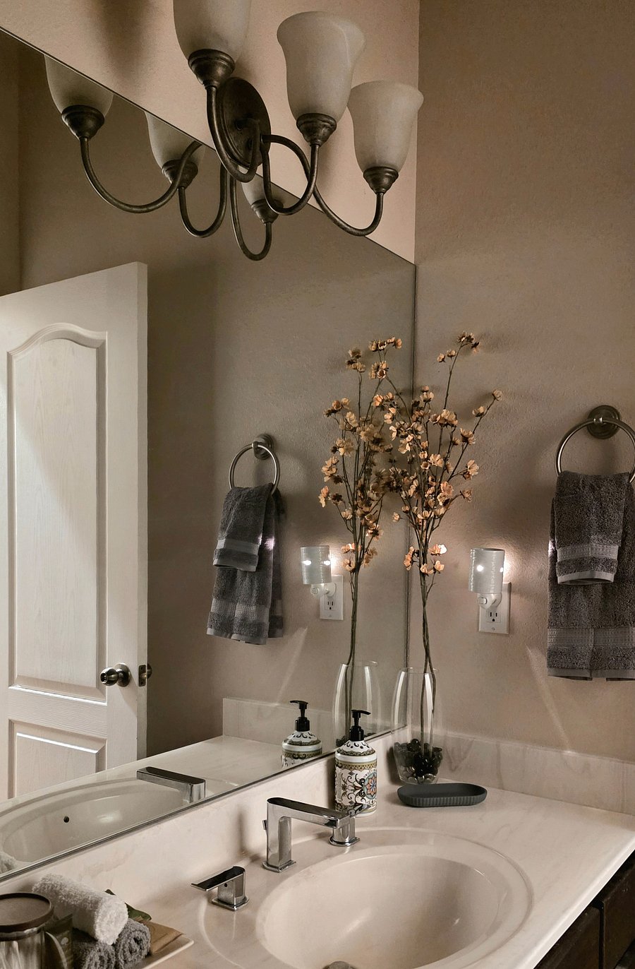 Shared Full Bathroom if 2 bedrooms are rented together at a discount. Perfect for 2 friend travelers to have their own bedrooms & share 1 bathroom!