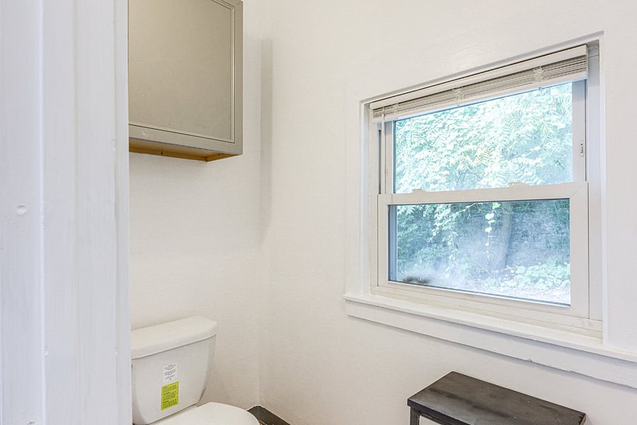 Private bathroom attached to Single Twin private room.