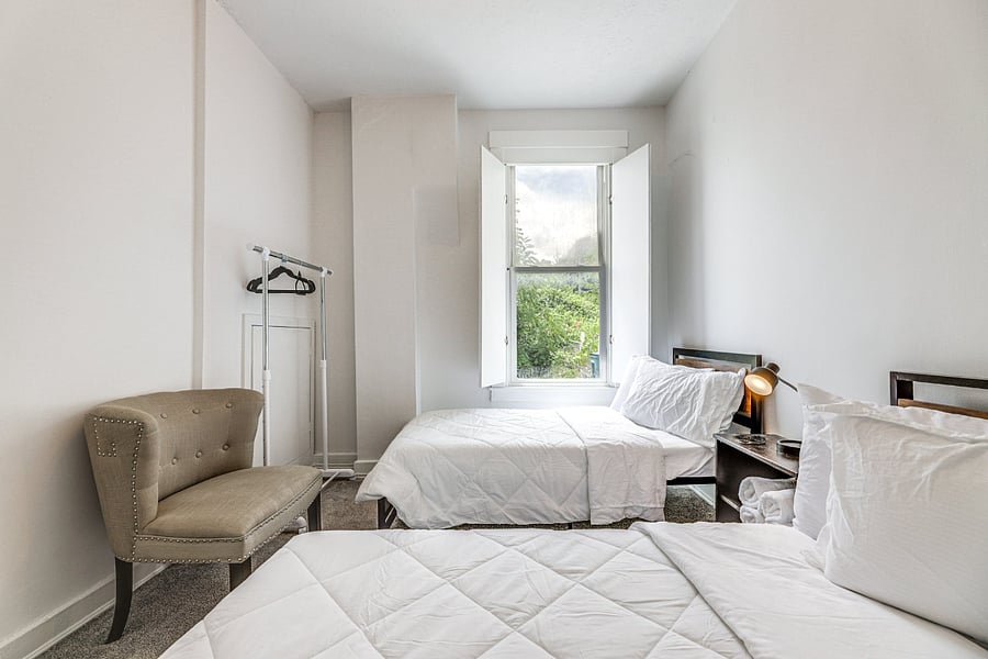 Private room with 2 twin beds.