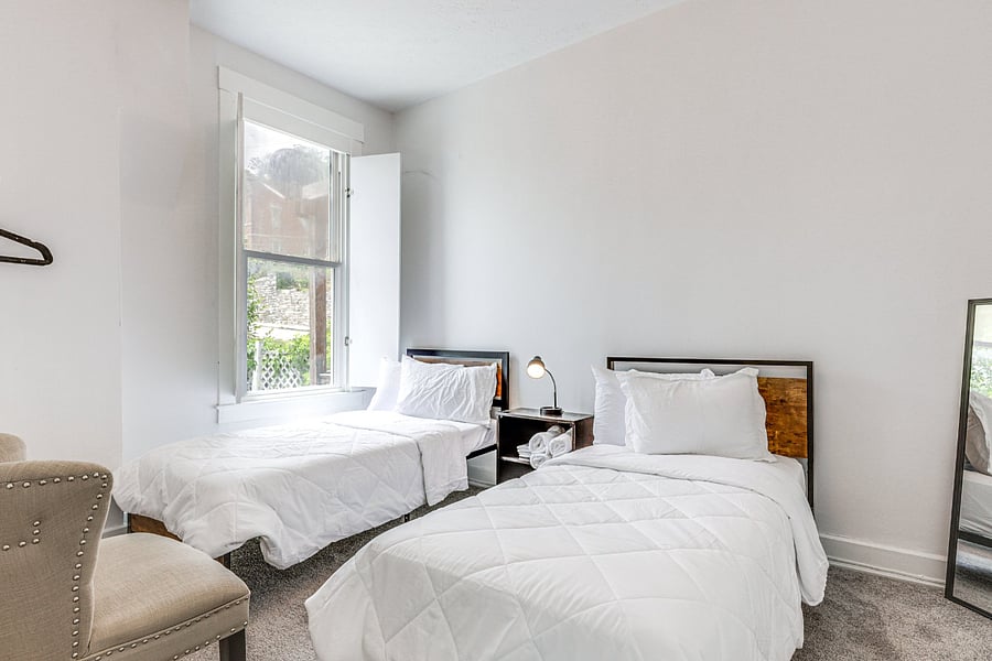 Private room with 2 twin beds