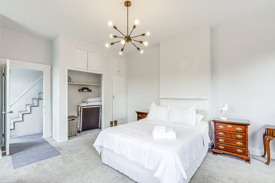 Private room with queen adjustable bed.