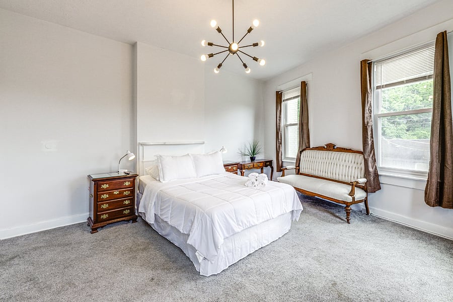 Private room with queen adjustable bed.