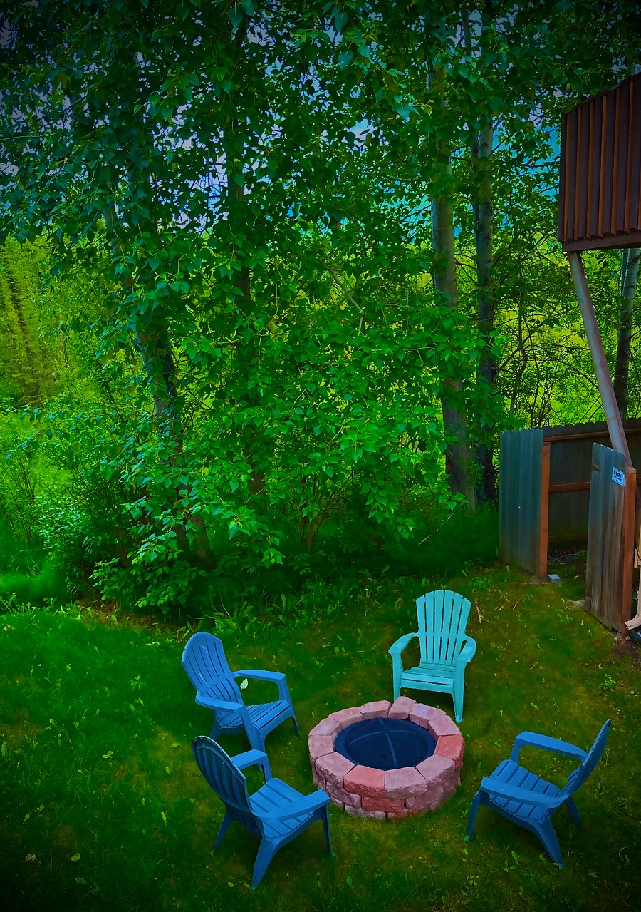 Outdoor fire pit