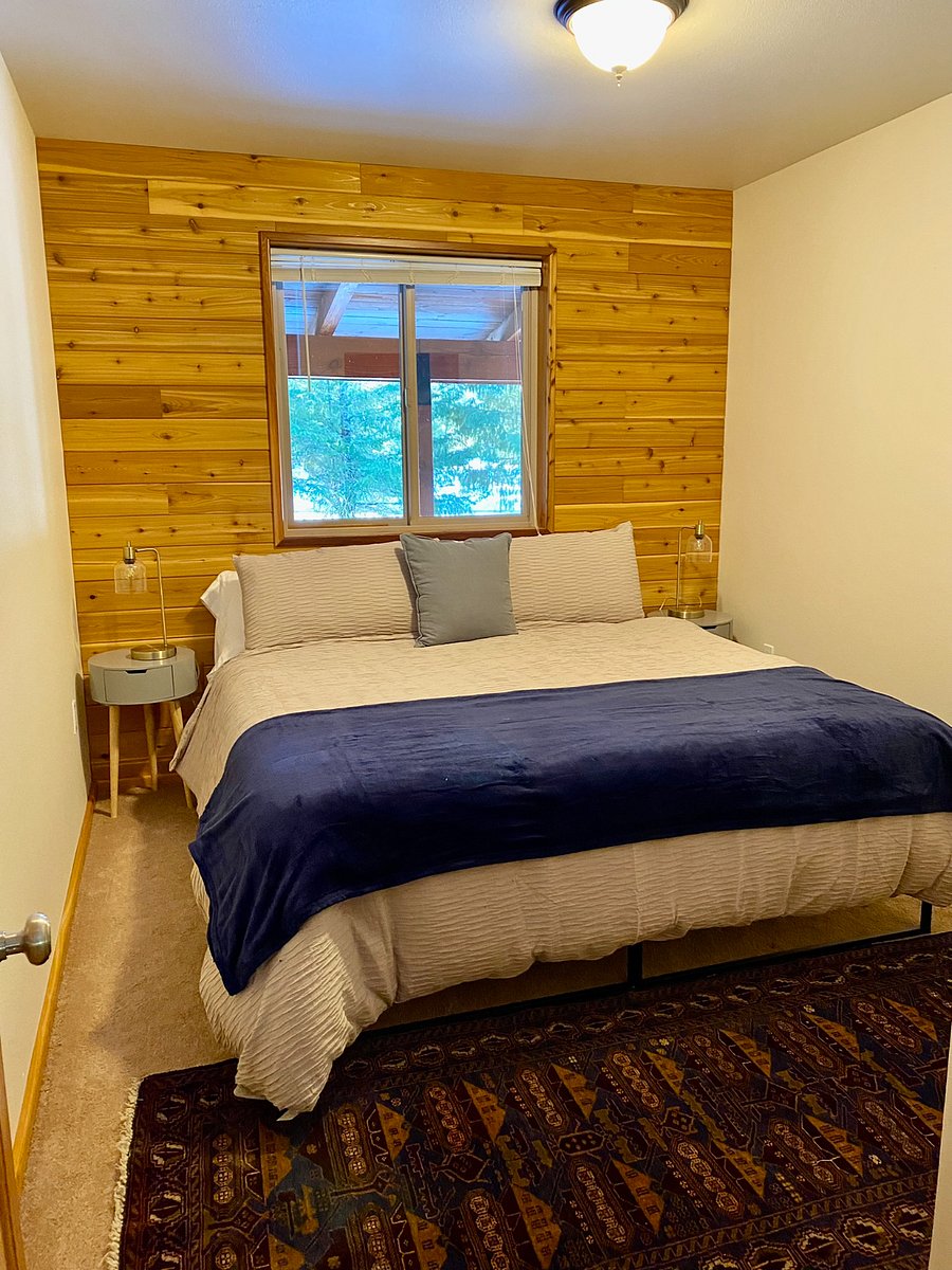 Downstairs king bed 1