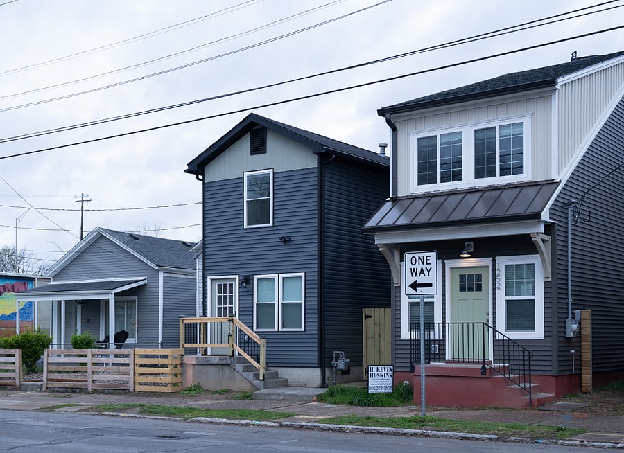 Stand alone full house, located on a main street. Quick access to downtown and highway 65 (within minutes)