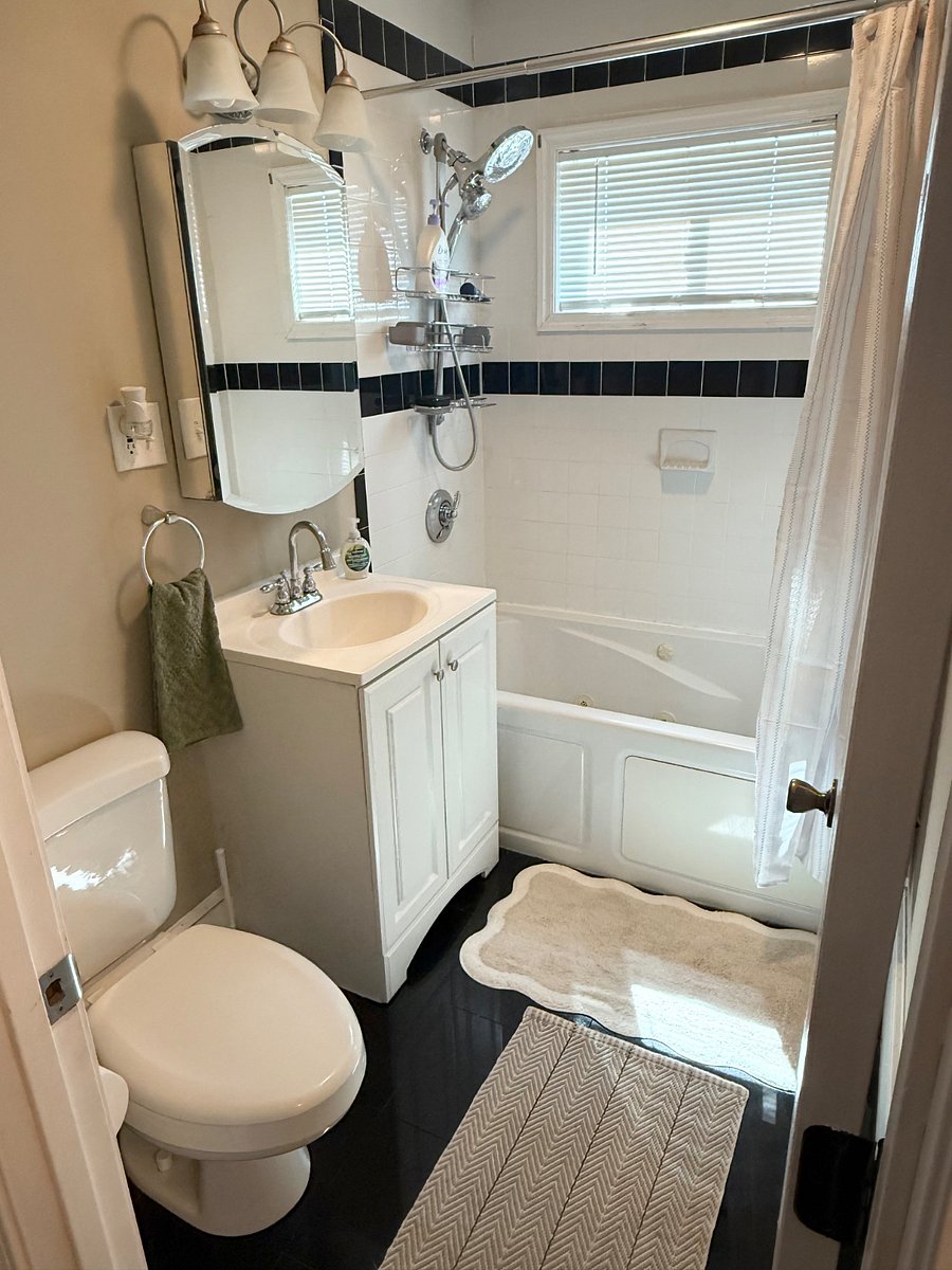 Bathroom with shower & bathtub/jacuzzi