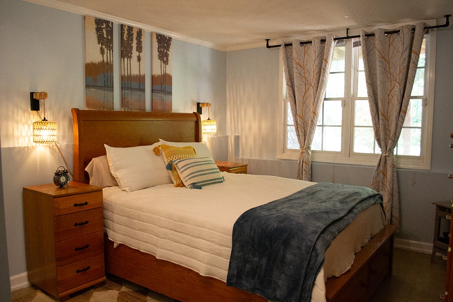 Queen bed, blackout curtains