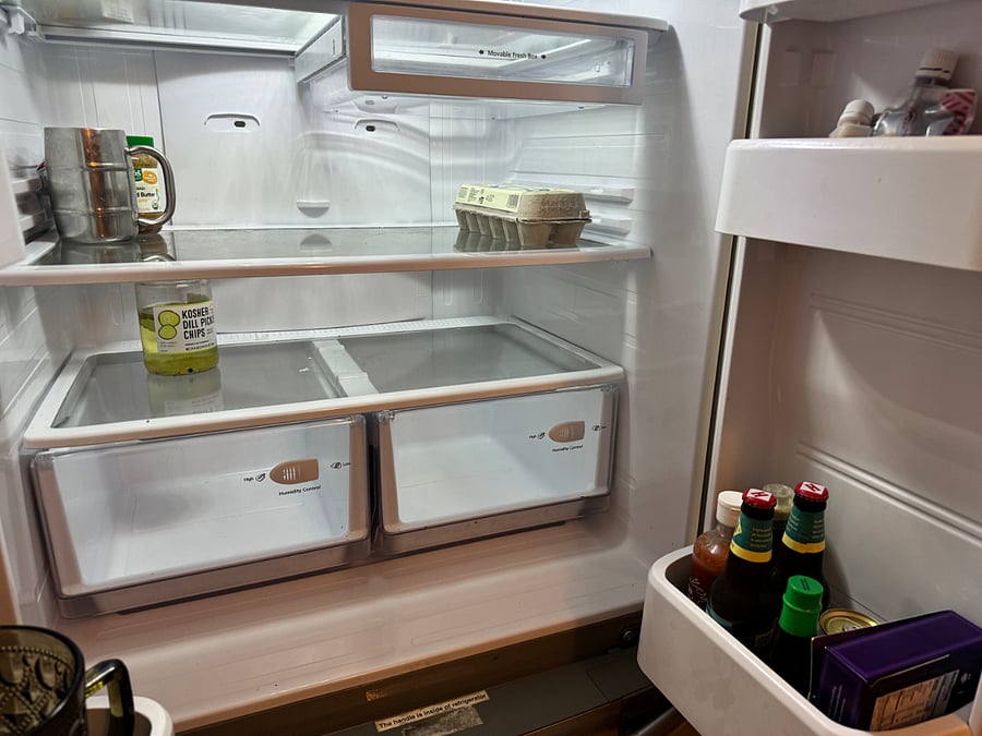 Fridge/freezer below with dedicated space. 