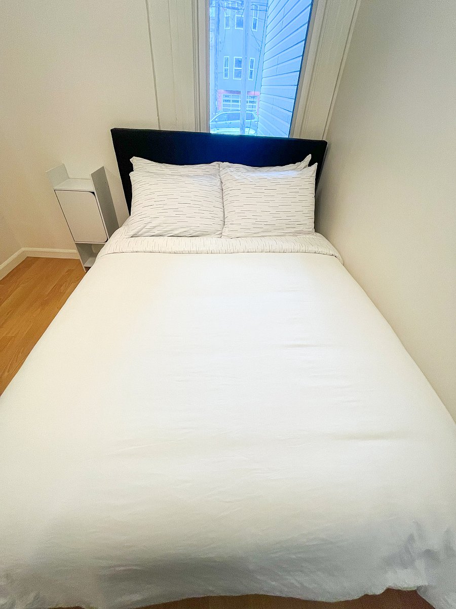 Bedroom 1
- Full Bed
