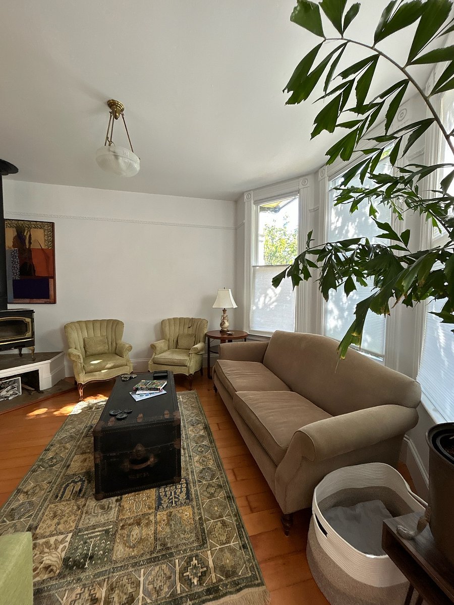 Original Bay Windows and Lots of comfy seating