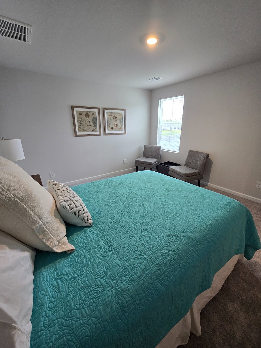 Queen Bed- Primary Bedroom w attached primary Bathroom