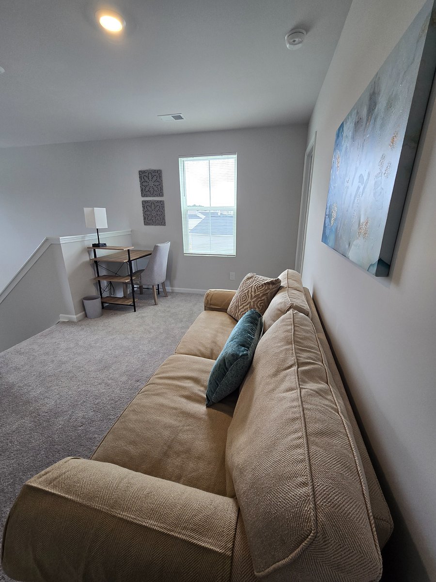 Loft area w TV