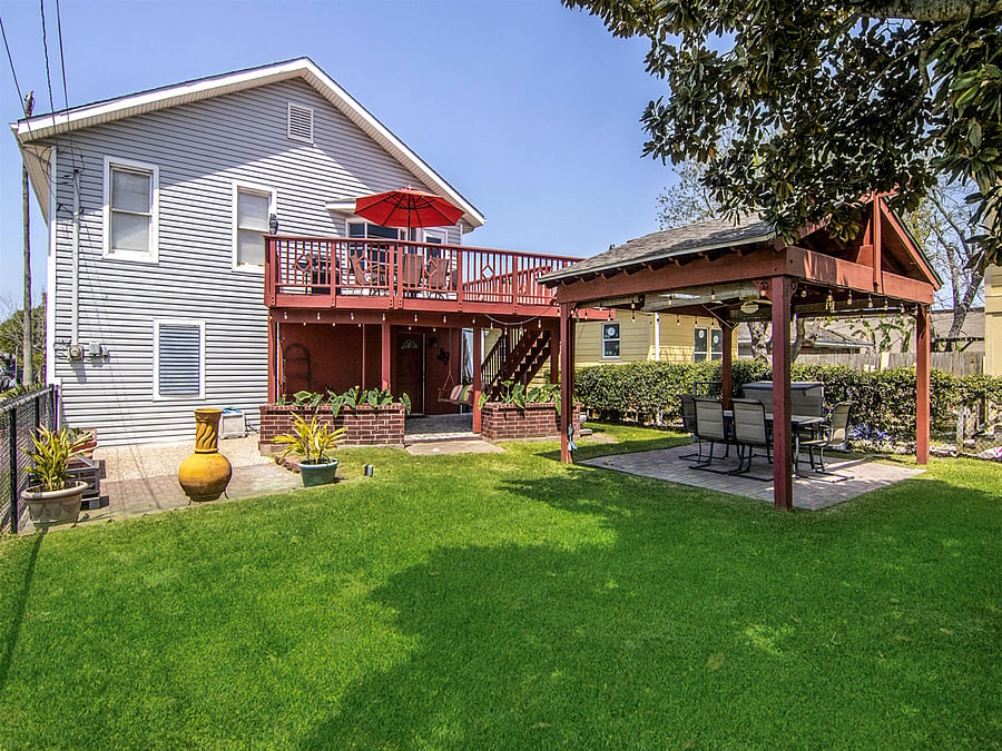 Deck, patio and gazebo! Fenced yard!