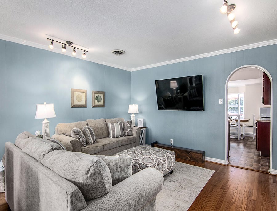 Spacious living room with seating for six!