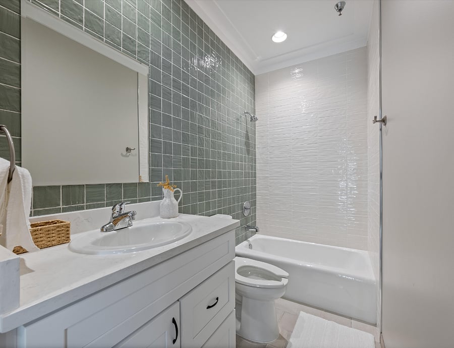 Full guest bath