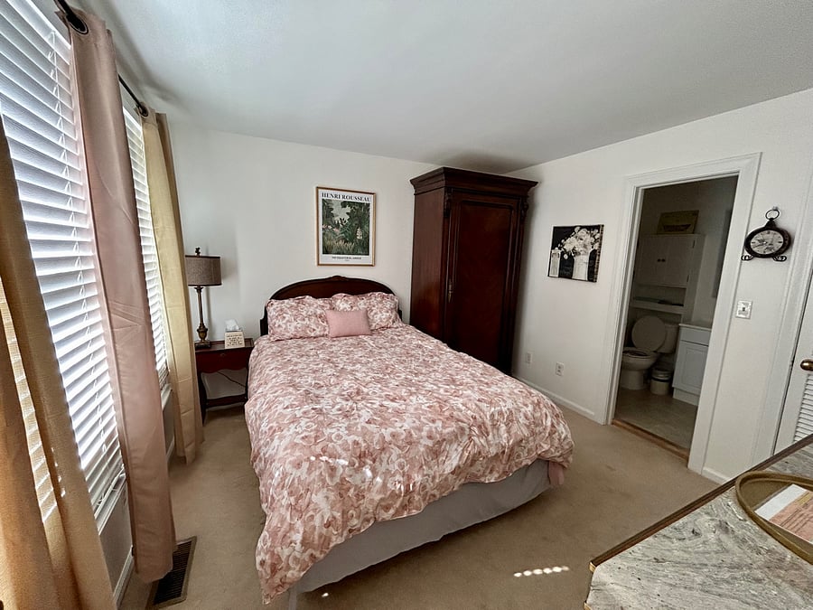 Downstairs Junior Primary en-suite with private full bathroom and queen bed