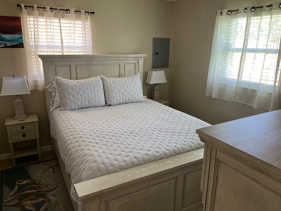 Bedroom 2 (Queen Bed)