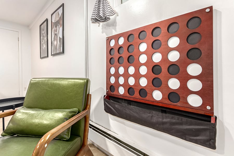 Giant wall mounted 4-in-a-row game to add some fun to your downtime and entertain your guests. 