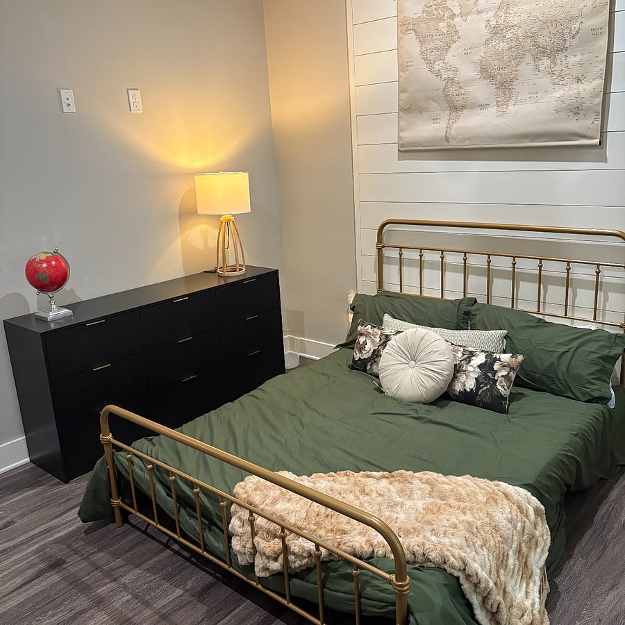 Second bedroom with crisp and colorful linens.