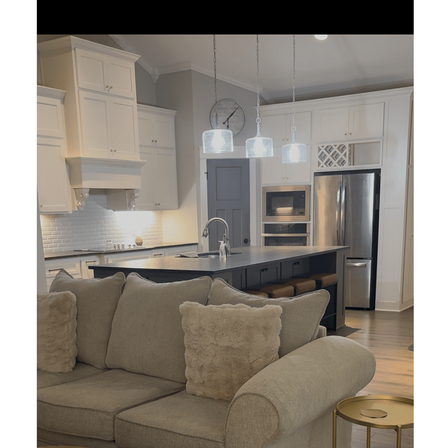 Stunning modern and spacious kitchen. Seating for 4 at bartop and 6 at dining table.