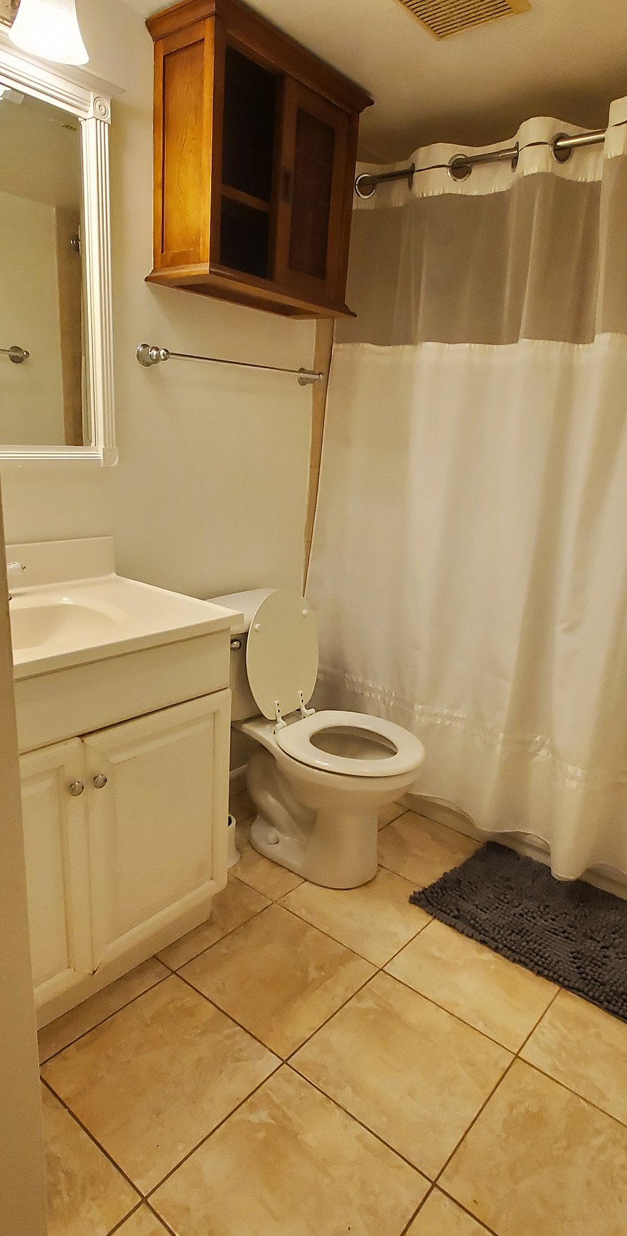 Full bathroom with shower/bathtub