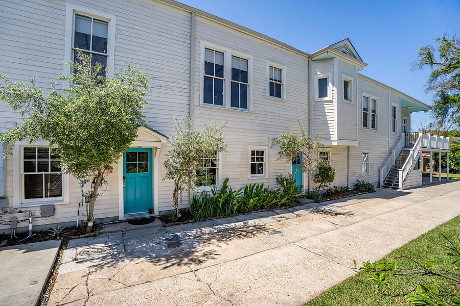 Entrance to front apartment.