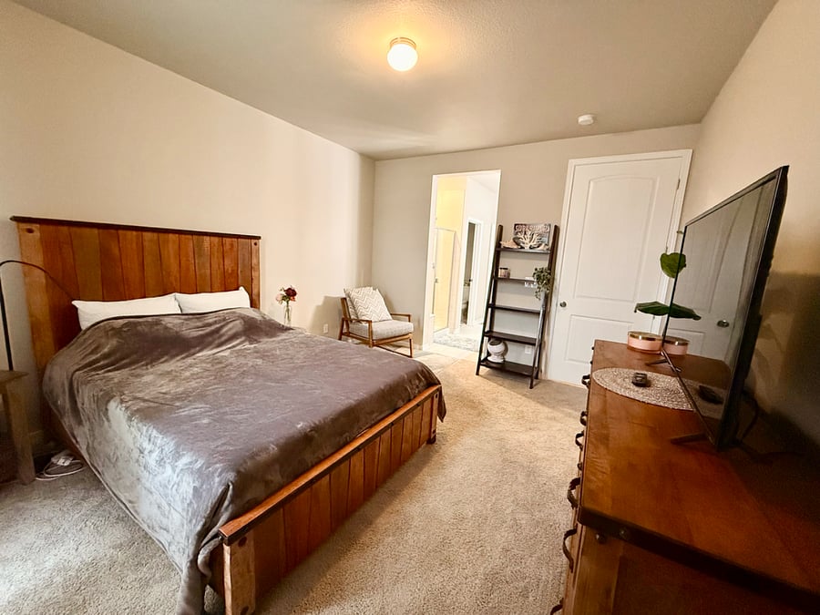 Master bedroom with en-suite bathroom