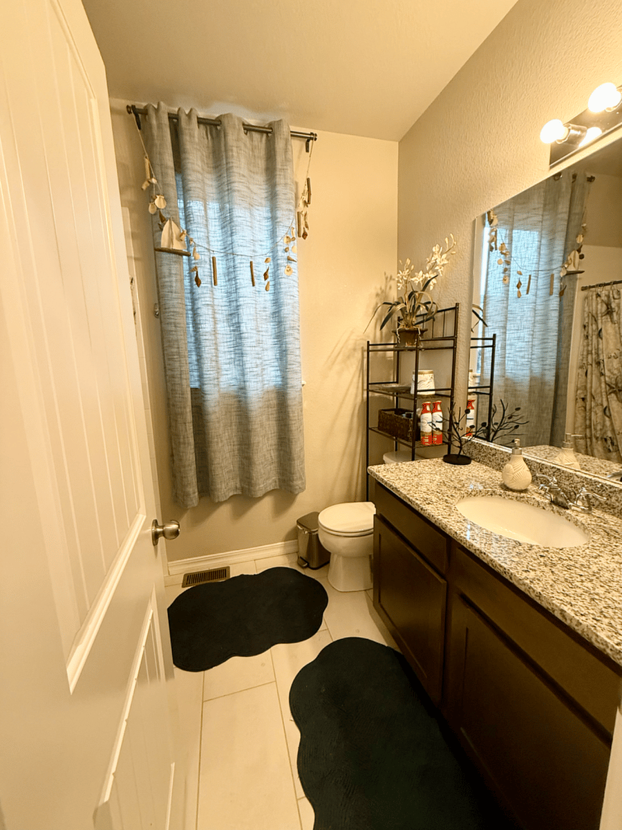 Full bathroom for a second bedroom