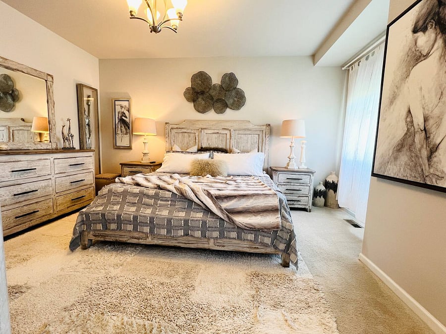 Master Bedroom with 6pc King bed