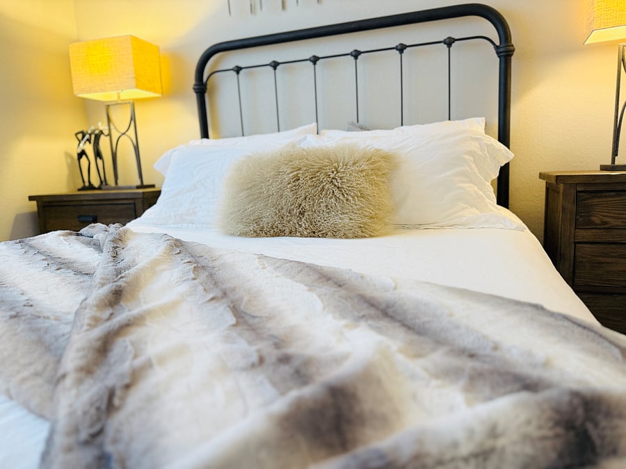 Guestroom with a queen bed