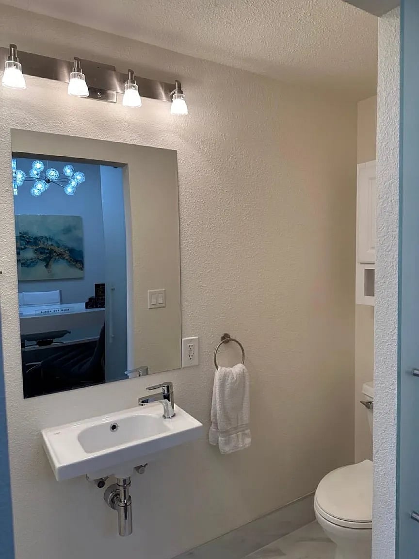Downstairs en suite bathroom