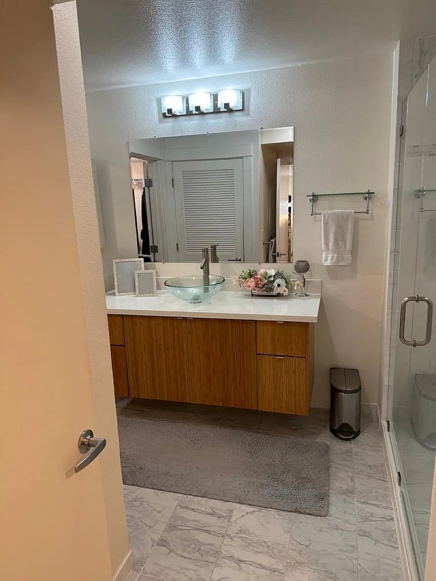 Upstairs en suite primary bathroom