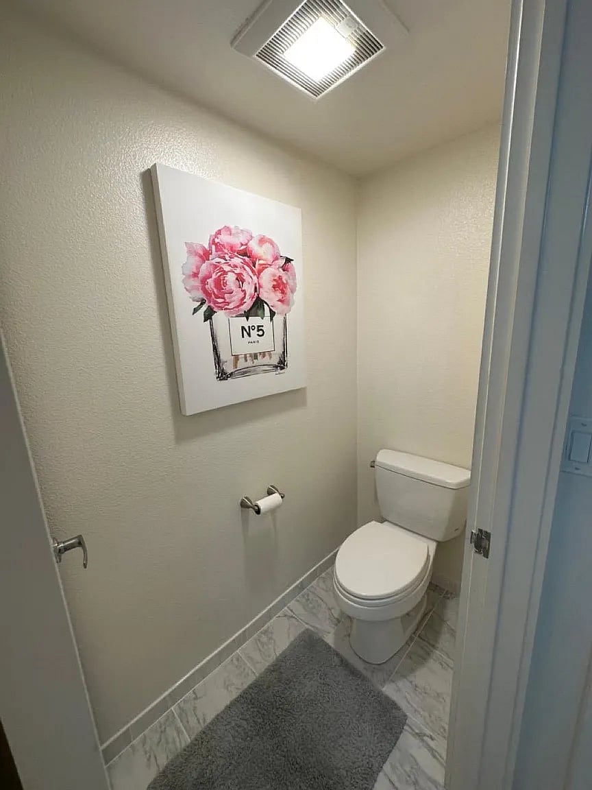 Upstairs en suite primary bathroom