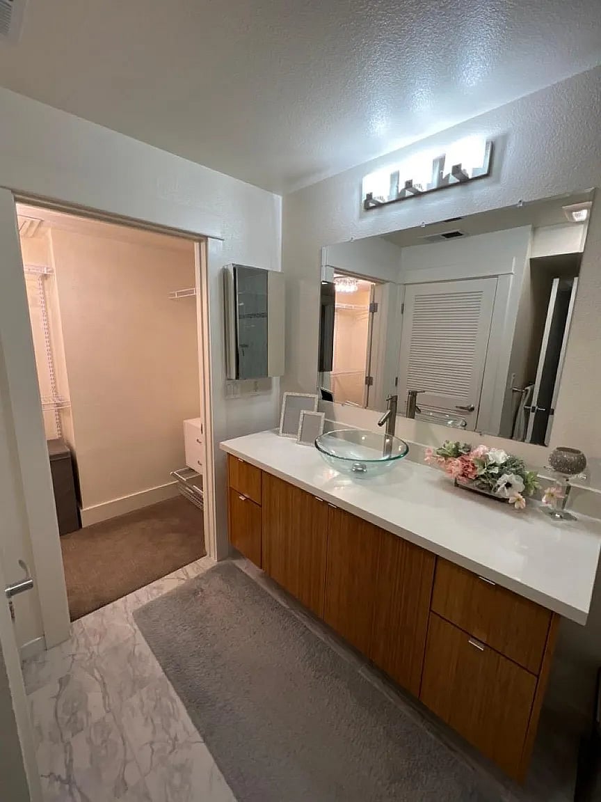 Upstairs en suite primary bathroom