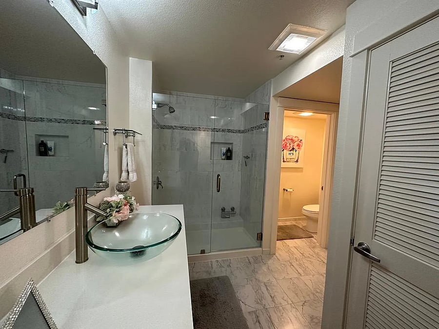 Upstairs en suite primary bathroom