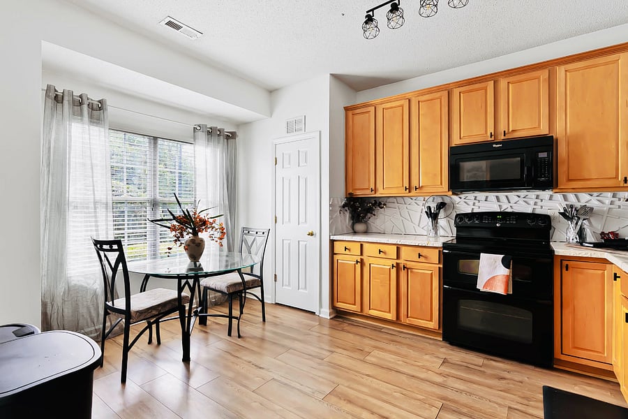 Let's get creative! Have fun in this large in charge eat in kitchen equipped for a quick bite to eat or the creation of a beautiful gourmet meal to feed a family.