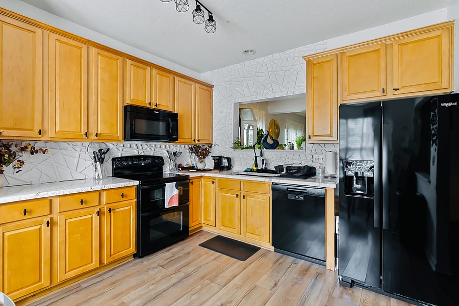 Equipped with all the utensils needed to create a full course meal with all the dinnerware, silverware and glasses to feed an entire family. It also comes with all the starter cleaning supplies needed to tidy up after cooking to get you started.